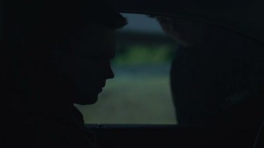 Polis, polis memuru nun arabadaki sinirli adamın belgelerini kontrol ediyor, kaçakçılık şüphesi