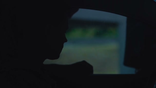 Zwei Polizisten verhören Mann im Auto und suchen Zeugen der Entführung — Stockvideo