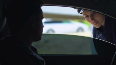 Dost devriye kadın araba camını çalıyor ve ehliyet kontrol, görevbaşında