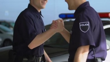 Arkadaşlar polis el sıkışırken, şehir devriyesi için hazır, kolluk kuvvetleri