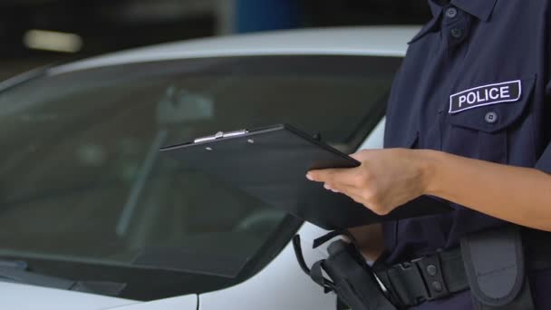 Alcaide de estacionamiento femenino firmar billete y adjuntarlo al parabrisas del coche, reglas — Vídeo de stock