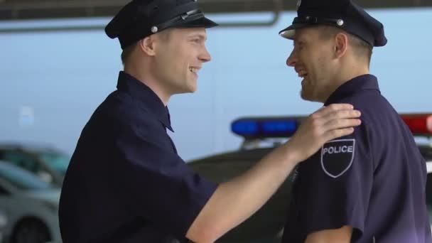 Compagni di polizia maschi che si salutano prima dell'inizio del turno, amicizia — Video Stock