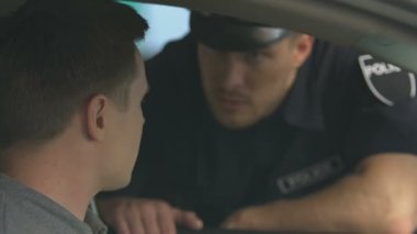 Sürücü, kanun ve düzenden ehliyet isteyen özenli polis, yakın çekim