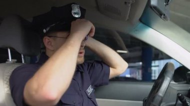 Profesyonel polis servis kapağı ayarlama ve araba, adalet çıkmak