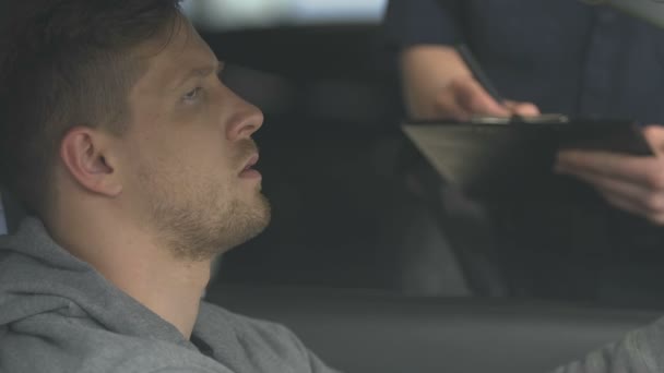 Sad man i bilen emot parkeringsbiljett från polis, trafikförseelse — Stockvideo