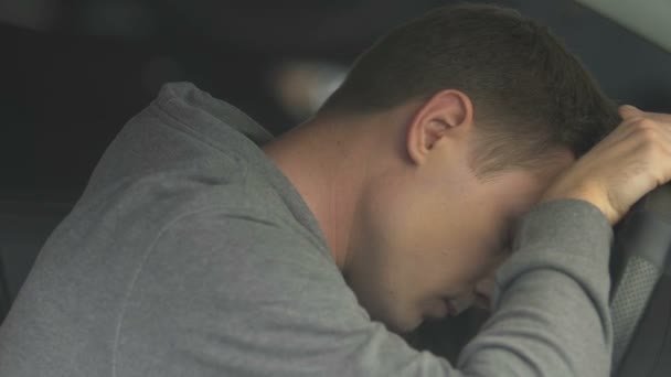 Müder Fahrer macht Mittagsschlaf, legt den Kopf auf das Lenkrad des Autos, Depression — Stockvideo