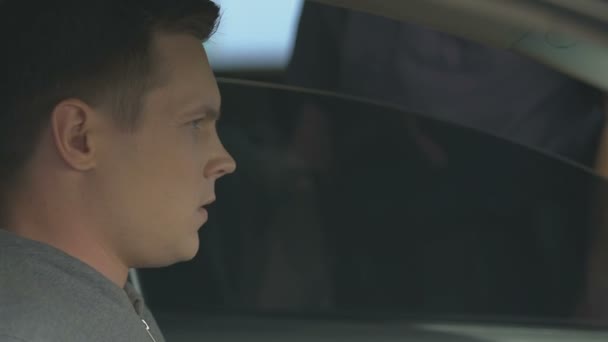 Наляканий чоловік, який показує водійські права поліцейському, правила безпеки дорожнього руху — стокове відео