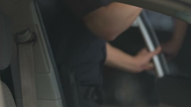 Trött polis komma in i bilen och ta av service hatt, Hard Shift — Stockvideo