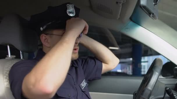 プロの警官がサービスキャップを調整し、車から降りる、正義 — ストック動画