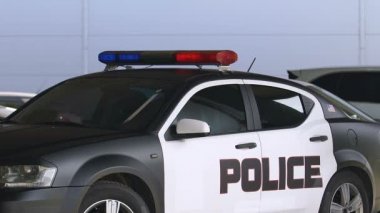 Polis adamın peşinden koşuyor, hırsızı kovalıyor, suç bölgesinde devriye geziyor, slow-mo