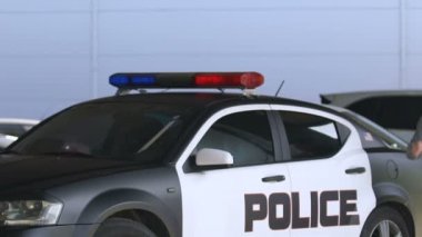 Kapüşonlu suçluyu çalıştırmaya ateş eden polis, hırsızın gözaltına alınması, slow-mo