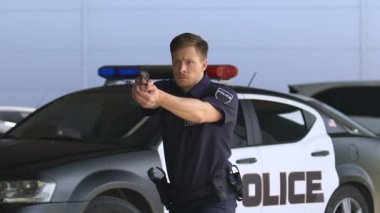 Genç polis memuru silah doğrulttu, dışarıda suç, ilçe güvenliği