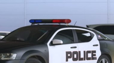 Kadın polis memuru, suçlu çalıştıran silah hedefleyen hırsız, yavaş-mo