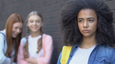 Gençler güvensiz biracial kız alay, yeni sınıf arkadaşı zorbalık hakkında dedikodu