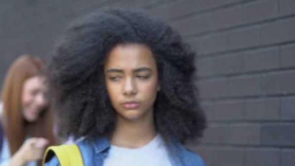 Cruel teen meninas rindo de estudante feminino biracial, bullying escolar, racismo — Vídeo de Stock