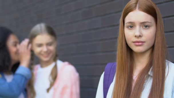 Adolescentes colegas de classe rindo de menina de gengibre, espalhando rumores maliciosos, bullying — Vídeo de Stock