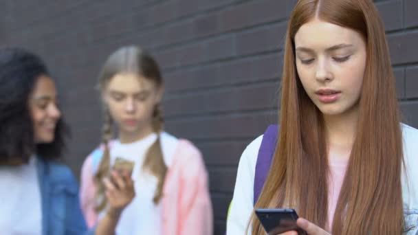 Teen Girl upprörd av skamlig video i Internet, klasskamrater hånning, cybermobbning — Stockvideo