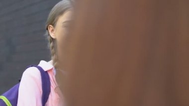 Yoldan geçen sınıf arkadaşlarına gülen kız öğrenciler, sözlü zorbalık, kötü dedikodular