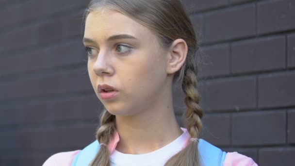 Tonårs flicka som lider migrän, psykisk stress, offer för skol mobbning — Stockvideo
