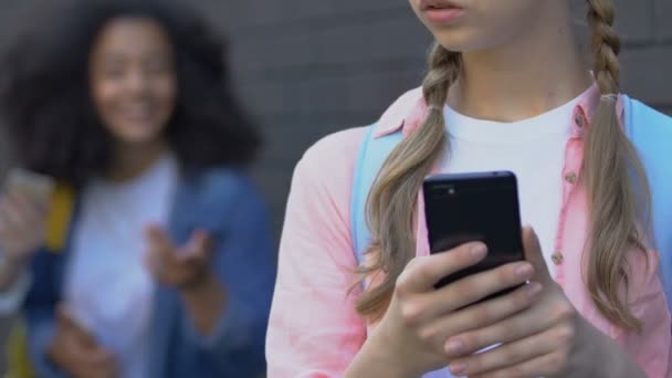 Girl upprörd av negativa kommentarer i sociala nätverk, kamrater hånar, cybermobbning — Stockvideo