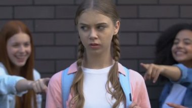 Kötü niyetli öğrenciler kız ağlama, zorbalık depresif kurbanı parmakişaret