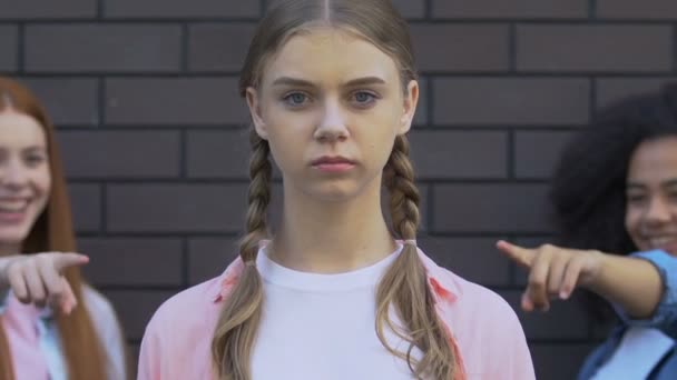 Mobbade Teen Girl tittar in i kameran, deprimerad av kamrater hån, verbal misshandel — Stockvideo