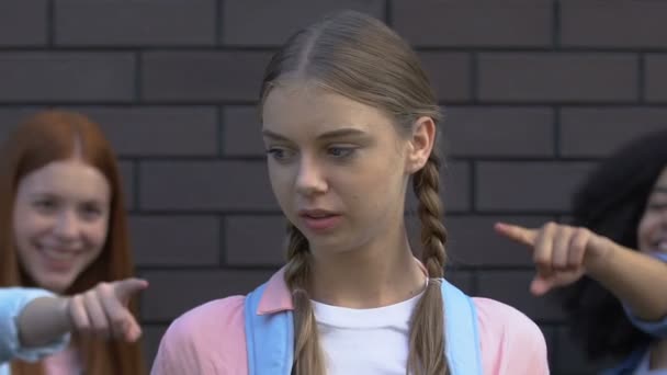 Adolescentes señalando con los dedos a la chica deprimida, haciendo que la víctima se sienta culpable, intimidación — Vídeo de stock