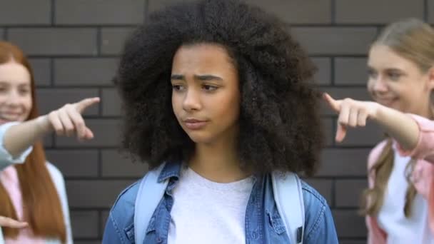 Deprimida afro-americana chorando, vítima de bullying racial na escola — Vídeo de Stock