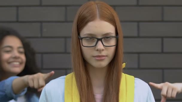 Teenage Ginger Girl deprimerad om klasskamrater hånfulla henne, skola mobbning — Stockvideo