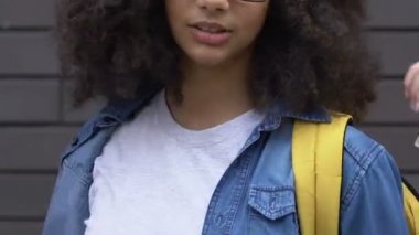 Genç biracial kız giysi ve saç, görünüm zorbalık hakkında alay uğrar