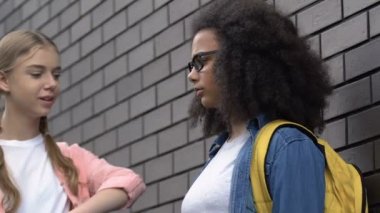 Zalim gençler zorbalık, duvara biracial kız iterek, okulda sindirme