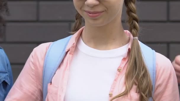 Tiener meisje lijdt plagen over kleren en haar, rijkdom ongelijkheid, close-up — Stockvideo