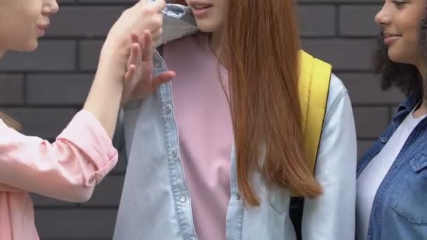 Средние школьники дразнят рыжеволосую девушку по поводу одежды, внешнего вида издевательств — стоковое видео