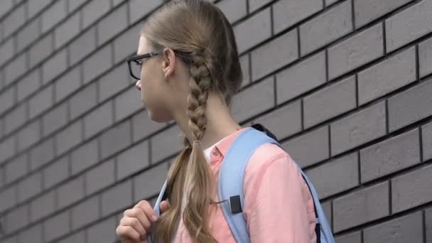 Böse Studentinnen mobben einsame Nerd-Mädchen, Mangel an Freunden, Depression — Stockvideo