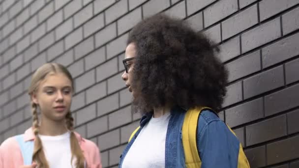 Frauen drängen afrikanisch-amerikanisches Mädchen an die Wand, Mobbing in der Schule, Einschüchterung — Stockvideo