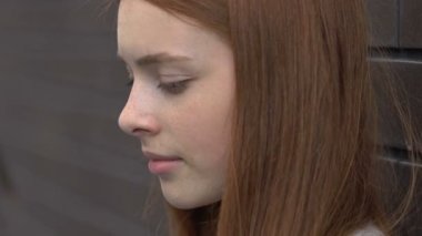 Zencefil kadın biracial kız, tehditler tarafından sindirme ve zorbalık uğrar