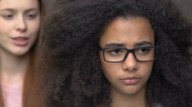 Afro-Amerikalı kız kız öğrenci, taciz gelen ırkçı zorbalık uğrar