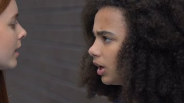Kadın öğrenci zorbalık afrikalı amerikalı kız, fiziksel zarar ile korkutucu