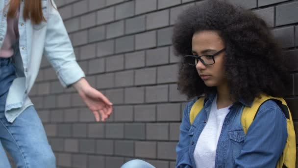 Mujer amable estudiante dando ayuda mano a abusón biracial chica, detener el racismo — Vídeos de Stock