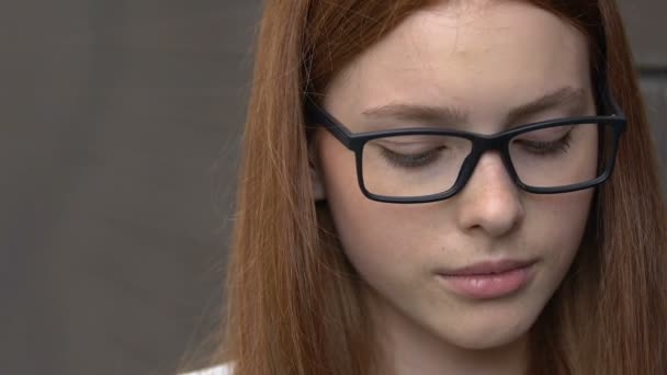 Vrouwelijke student die kwetsende beledigende reacties op meisje zegt, pesten close-up — Stockvideo