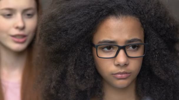 Afro-Amerikaanse meisje lijdt racistisch pesten van vrouwelijke student, intimidatie — Stockvideo