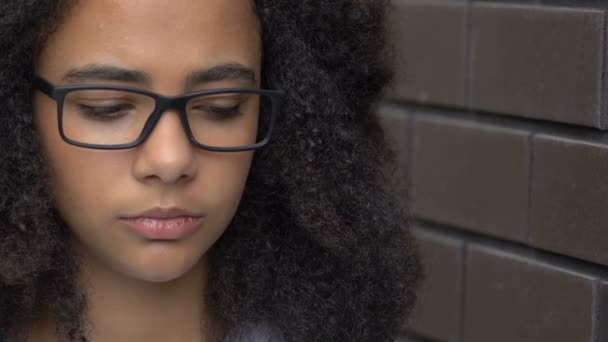 Menina afro-americana sentindo-se deprimida e solitária, vítima de bullying racial — Vídeo de Stock