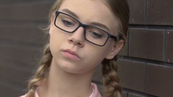 Boos tiener meisje gevoel vervelen en depressief, gebrek aan vrienden, introvert close-up — Stockvideo