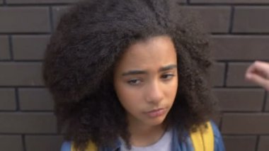 Sınıf arkadaşları duvarda biracial kız zorbalık, psikolojik saldırı, gözdağı