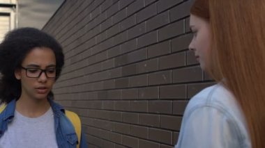 Okul kız okul bahçesinde biracial kız öğrenci durdurma, ırksal zorbalık