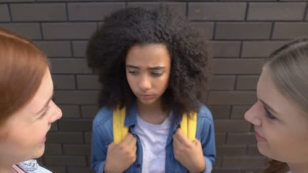Escolares se comunicando, ignorando a menina biracial, discriminação tratamento silencioso — Vídeo de Stock