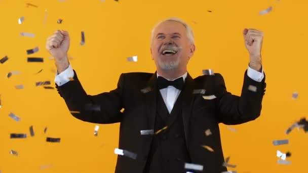 Cheerful senior man suit showing success gesture, celebrating victory, triumph — Stock Video