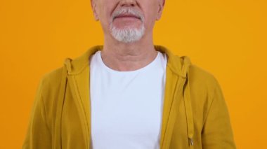 Ok işareti gösteren mutlu yaşlı adam, onay jesti, onay sembolü, başarı