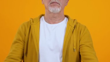 Olgun erkek hiçbir işaret gösteren silah geçiş, ret ifade, onaylamama