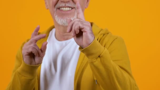 Uśmiechnięty mężczyzna wskazując palce na aparacie, hej Ci gest, nieformalna komunikacja — Wideo stockowe